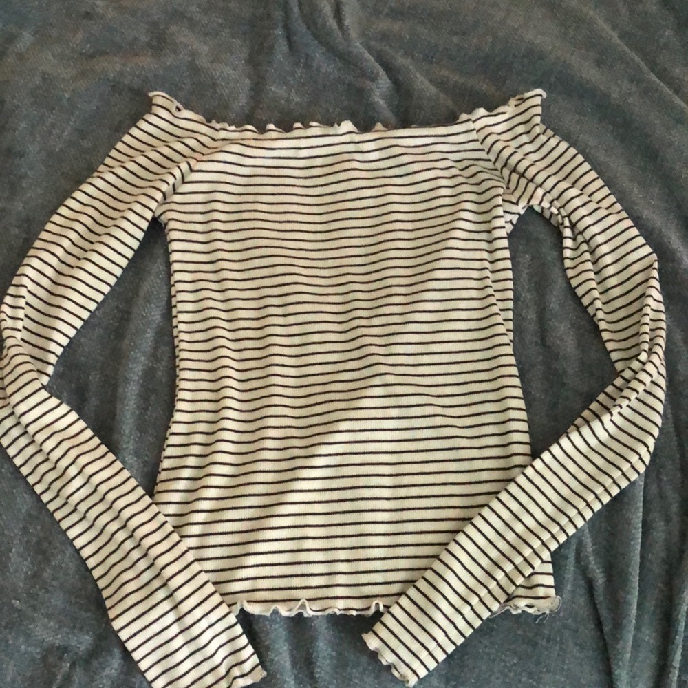 Off the shoulder Hollister top